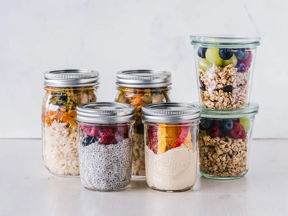 Boîtes de repas préparés en batch cooking rangées au réfrigérateur