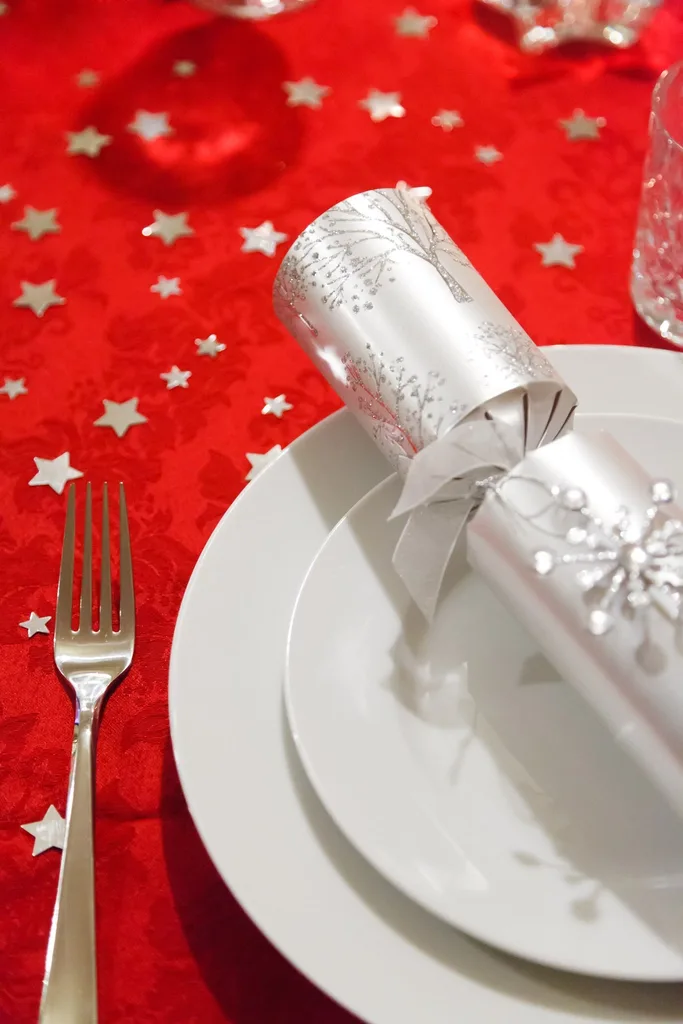 Table de Noël dressée pour un repas de fêtes