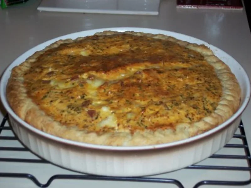 Quiche dorée sortant du four, un repas du soir facile qui plaît à toute la famille