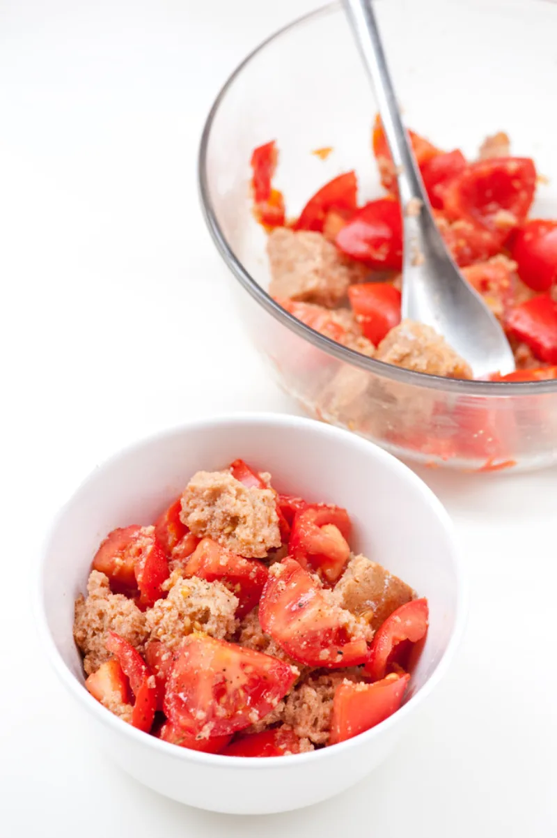 Salade de tomates et pain, une idee de repas sain et gourmand